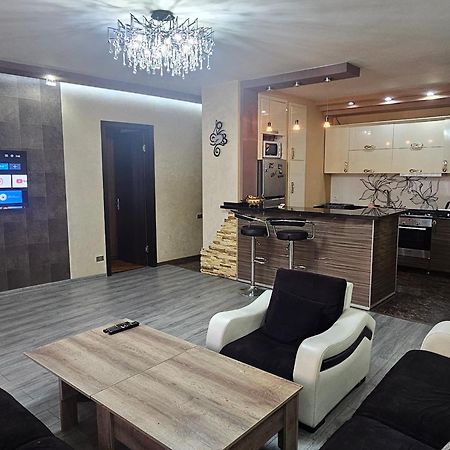 Nukri-2017 Apartment Батуми Стая снимка
